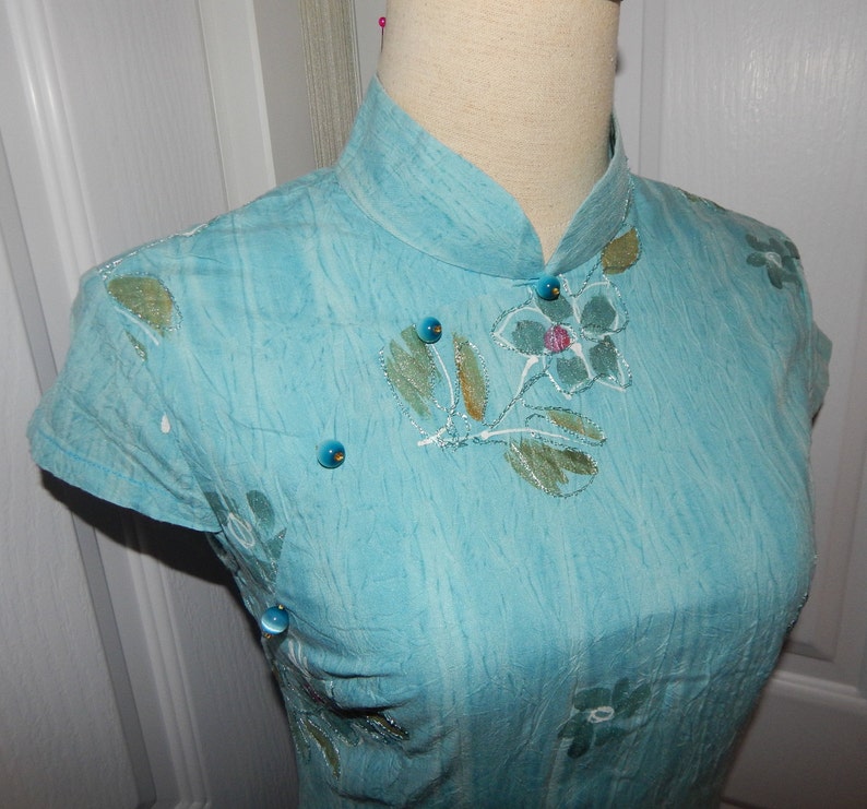 Vintage Beautiful Blue Crinkle Embroidered Hand Painted Floral Qipao Chinese Dress Bust 34 US Size S or Size 6