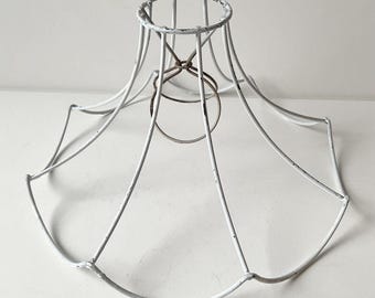 Un armazón de pantalla de lámpara usado. Material para manualidades.