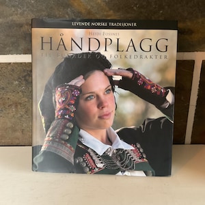 Norwegian Book "Håndplagg til bunader og folkedrakter“ Hand garments for national costumes and folk costumes by Heidi Fossnes