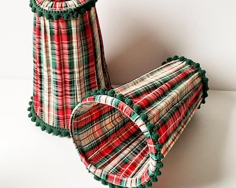 Un par de pantallas de tela vintage con estampado de cuadros para lámpara de mesa.