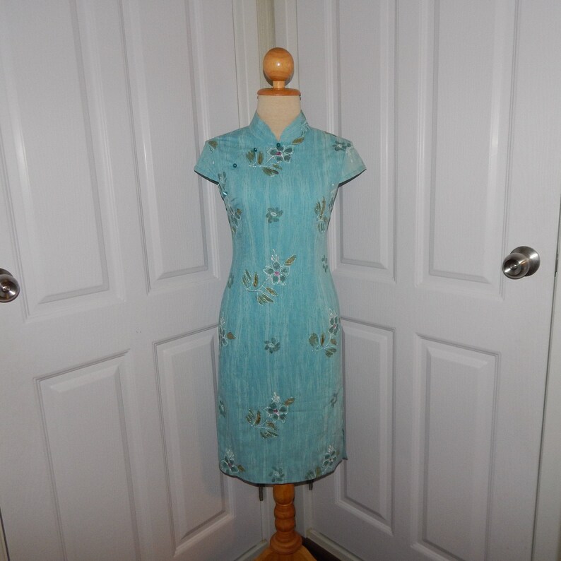 Vintage Beautiful Blue Crinkle Embroidered Hand Painted Floral Qipao Chinese Dress Bust 34 US Size S or Size 6