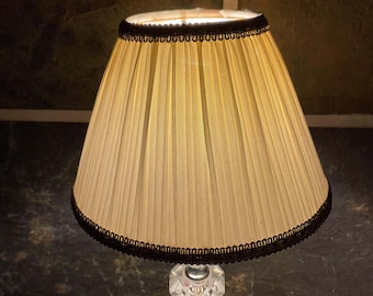Vintage Lampenschirm, cremefarben mit Spitzenrand