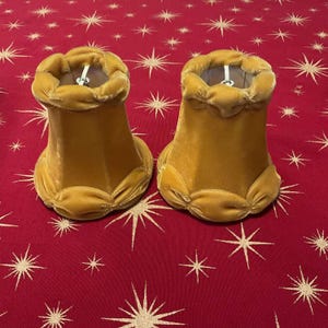 Kavel 2 vintage mosterdfluwelen lampenkap