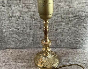 Base per lampada da tavolo vintage in ottone decorato, ideale per l'arredamento di casa.