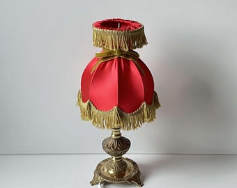 Lámpara de mesa de latón con borlas de satén rojo, estilo francés, para interiores de casas vintage