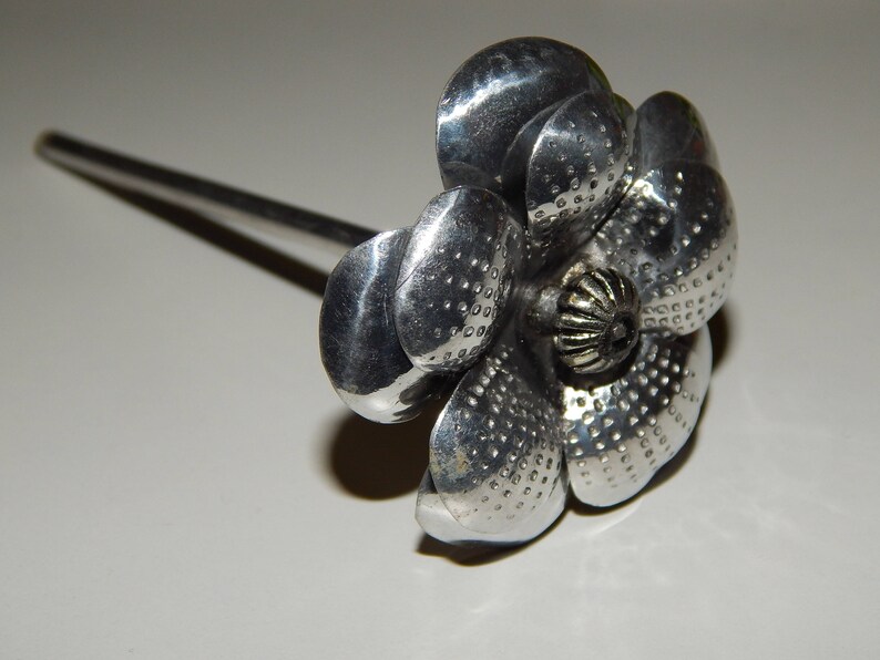 20/% Sale Vintage Metal Flower Hair Pin
