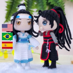 Puede incluir: Dos muñecas de crochet de estilo anime. La muñeca de la izquierda lleva un atuendo blanco y azul con el pelo largo y negro. La muñeca de la derecha lleva un atuendo negro y rojo con el pelo largo y negro.