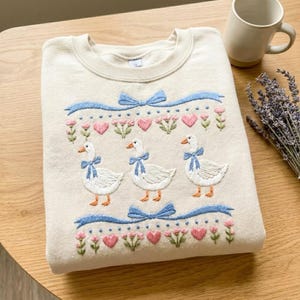 Vintage Embroidered Goose Sweatshirt, Blue Ribbon, Retro Pullover bild 1