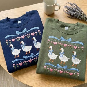 Vintage Embroidered Goose Sweatshirt, Blue Ribbon, Retro Pullover bild 2
