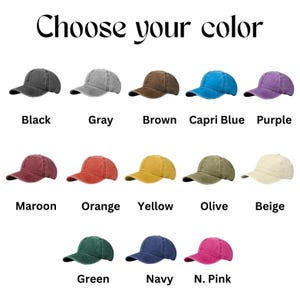 Puede incluir: Una selecci&oacute;n de gorras de b&eacute;isbol en varios colores, incluyendo negro, gris, marr&oacute;n, azul Capri y morado. Colores adicionales son granate, naranja, amarillo, oliva, beige, verde, azul marino y N. Pink. El texto "Elige tu color" est&aacute; en la parte superior.