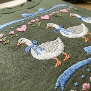 Vintage Embroidered Goose Sweatshirt, Blue Ribbon, Retro Pullover bild 3