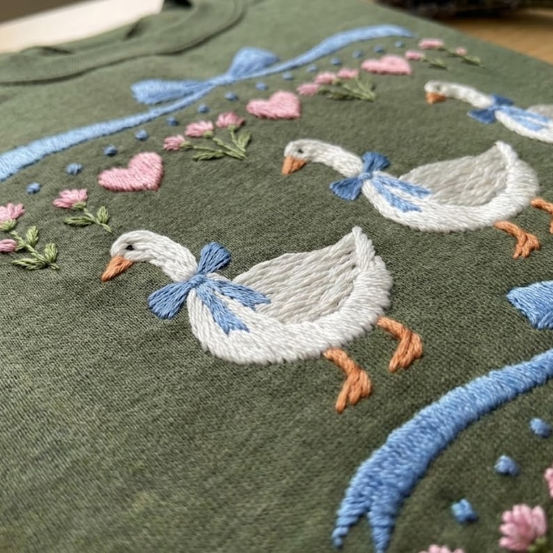 Vintage Embroidered Goose Sweatshirt, Blue Ribbon, Retro Pullover bild 3