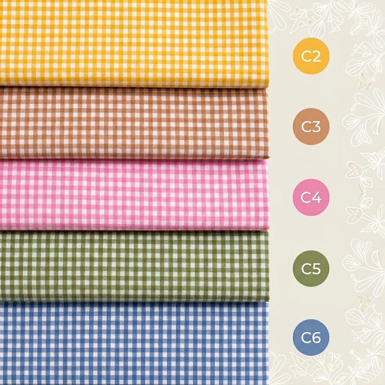Pode incluir: Cinco amostras de tecido empilhadas com um padr&atilde;o de xadrez vichy pequeno em amarelo, castanho claro, rosa, verde azeitona e azul. &Agrave; direita, cinco etiquetas de cor circulares correspondentes est&atilde;o marcadas com o texto C2, C3, C4, C5 e C6.