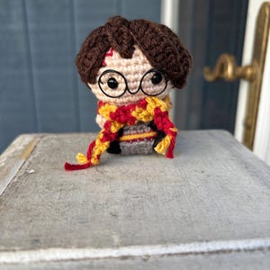 Virkad Harry Potter-plysch | Handgjord Harry Potter-nyckelring och väska-berlock | Hängande leksak för backspegel | Present till Harry Potter-fans