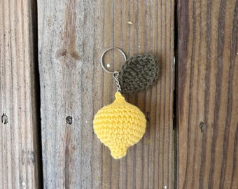 Llavero de limón de ganchillo / Adorno para bolso de fruta hecho a mano / Lindo accesorio para el verano / Accesorio de llavero de limón