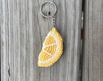 Llavero de rodaja de limón de ganchillo / Adorno para bolso de fruta hecho a mano / Lindo accesorio para el verano / Accesorio de llavero de limón