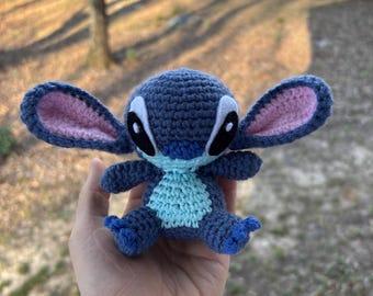 Pluche haaksteek | 9″ Disney-pop amigurumi | Handgemaakt Lilo & Stitch-speelgoed | Leuk pluche cadeau voor Disney-fans | Disney kinderkamerdecoratie