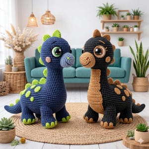 Puede incluir: Dos juguetes de dinosaurios hechos a mano con ganchillo. Uno es azul marino con detalles verdes, el otro es negro con detalles color canela. Ambos tienen ojos grandes y expresivos y están sentados sobre una estera redonda tejida. El fondo incluye un sofá turquesa y plantas en macetas.