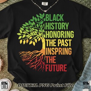 Peut inclure: T-shirt noir avec un motif d'arbre coloré et le texte "Black History Honoring The Past Inspiring The Future". L'arbre passe des feuilles vertes aux racines rouges. Le texte est en vert, jaune, orange et rouge.