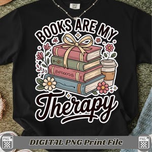 Peut inclure: T-shirt noir avec un motif graphique. Le motif comprend le texte "BOOKS ARE MY Therapy", une pile de livres liés par un nœud, des fleurs et une tasse de café. Les mots "DIGITAL PNG Print File" sont également visibles.