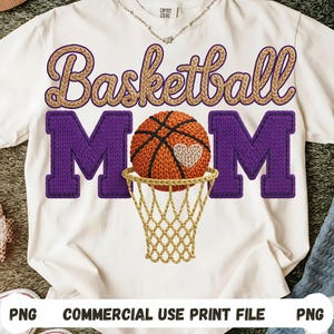 Könnte beinhalten: Weißes T-Shirt mit Basketball-Design. Das Design zeigt die Worte "Basketball MOM" in Braun und Lila, einen Basketball und eine Korbgrafik. Der Basketball hat ein herzförmiges Detail.