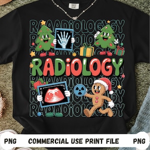 Peut inclure: T-shirt noir avec un motif coloré "Radiologie". Le design présente des sapins de Noël de dessins animés, un bonhomme en pain d'épices avec un bonnet de Père Noël et des images de radiographies et d'examens médicaux. Le texte "COMMERCIAL USE PRINT FILE" est en bas.