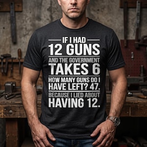 Peut inclure: Un t-shirt gris anthracite à manches courtes avec le texte blanc suivant : IF I HAD 12 GUNS AND THE GOVERNMENT TAKES 6 HOW MANY GUNS DO I HAVE LEFT? 47. BECAUSE I LIED ABOUT HAVING 12. Le t-shirt présente une encolure ronde et une coupe standard.