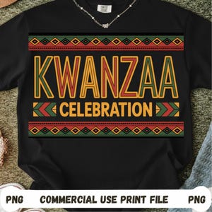Peut inclure: T-shirt noir avec le mot "KWANZAA" en grandes lettres colorées. En dessous, les mots "CELEBRATION" sont affichés. Le design comprend des motifs géométriques rouges, verts et jaunes, célébrant la fête de Kwanzaa.