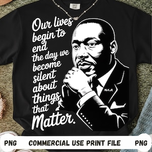 Puede incluir: Camiseta negra con una ilustración en blanco y negro de Martin Luther King Jr. y la cita "Our lives begin to end the day we become silent about things that matter." El texto "MLK.JR" también es visible.