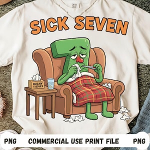 Peut inclure: T-shirt blanc avec l'inscription "SICK SEVEN" en orange. Le motif représente un chiffre sept vert malade, avec un thermomètre, enveloppé dans une couverture et assis dans un fauteuil. Une table avec des mouchoirs et de l'eau est à côté.