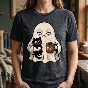 Fantasma brontolone PNG | Tazza da caffè con gatto nero sublimazione | Design per maglietta con fantasma sarcastico di Halloween | Fantasma amante del caffè PNG | Gatto spettrale carino PNG