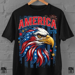 Peut inclure: Un t-shirt noir à manches courtes orné d'un graphique représentant une tête d'aigle chauve aux plumes rouges, blanches et bleues. Le motif inclut le texte AMERICA en rouge, l'année 1776 en bleu et des étoiles sur un fond à rayures bleu foncé.