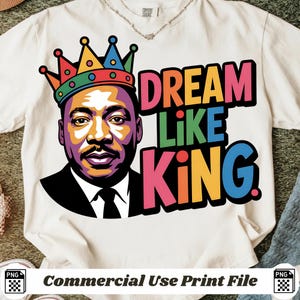 Puede incluir: Camiseta color crema con un gráfico colorido de un hombre con una corona, con las palabras "DREAM LIKE KING" en letras vibrantes. La imagen incluye un icono de archivo PNG y el texto "Commercial Use Print File".