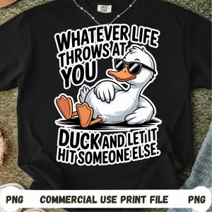 Peut inclure: T-shirt noir avec un dessin de canard portant des lunettes de soleil et le texte "WHATEVER LIFE THROWS AT YOU DUCK AND LET IT HIT SOMEONE ELSE." Le canard est blanc avec les pieds et le bec orange. Le t-shirt a une coupe décontractée.