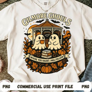 Peut inclure: T-shirt blanc avec un motif sur le thème d'Halloween. Le design comprend le texte "GILMORE GHOULS" au-dessus d'un gazebo avec deux fantômes de dessins animés, des chauves-souris, des citrouilles et la phrase "WHERE YOU HAUNT, I WILL FOLLOW".