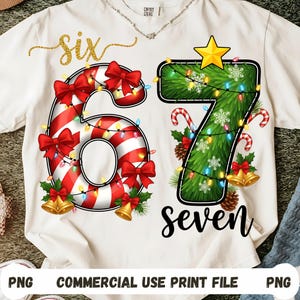 Puede incluir: Camiseta blanca con un diseño festivo con los números "6" y "7" decorados con rayas rojas y blancas, lazos, luces y campanas. El número "7" está relleno de agujas de pino verdes, una estrella y copos de nieve. La palabra "Six" está escrita en purpurina dorada.