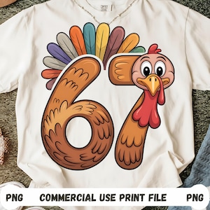 Peut inclure: T-shirt blanc avec un dessin de dinde de dessin animé. Le chiffre 67 est en marron, avec un motif de plumes colorées. La dinde a une caroncule rouge et un bec jaune. Le texte "COMMERCIAL USE PRINT FILE" est en bas.