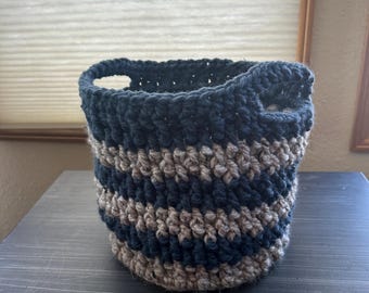 Medium crocheted decrotive basket