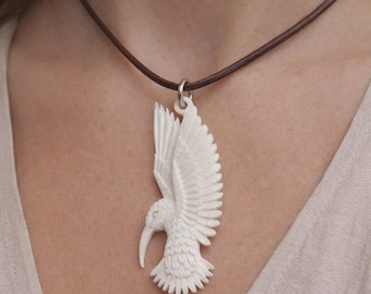 Collar de colibrí volador tallado a mano en hueso