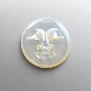 Kleine parelmoeren cabochon met maangezicht, minischelpaccent voor sieraden