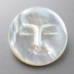 Handgesneden parelmoer slaapgezicht cabochon, droommasker focus