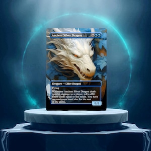 Pode incluir: Um cartão branco de Dragão de Prata Antigo do jogo de cartas colecionáveis Magic: The Gathering. O cartão tem um custo de mana de 6, é uma criatura e tem a habilidade de voar. O texto do cartão diz: "Sempre que o Dragão de Prata Antigo inflige dano de combate a um jogador, role um d20. Compre cartas iguais ao resultado. Você não tem um tamanho máximo de mão para o resto do jogo." O cartão tem uma força de 8 e uma resistência de 8.