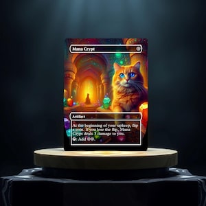 Può includere: Una carta d'arte fantasy con un gatto rosso con occhi blu. La carta è etichettata "Mana Crypt" e include il testo del gioco. Lo sfondo raffigura un interno colorato e ornato con gemme luminose e una figura centrale.