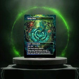 Può includere: Una carta fantasy con un'illustrazione dettagliata di un labirinto di siepi nei toni del verde e del blu. La carta è etichettata "Hedge Maze" e include il testo del gioco. La carta è esposta su un piedistallo bianco con un effetto luminoso verde.
