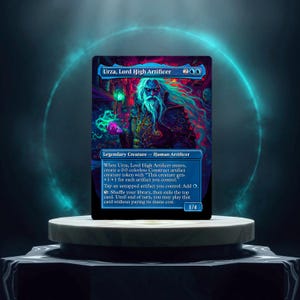 Puede incluir: Una carta de Magic: The Gathering con Urza, Lord High Artificer, una criatura legendaria con un esquema de color azul, verde y rojo. El texto de la carta dice: "Cuando Urza, Lord High Artificer entra en juego, crea una ficha de criatura artefacto 0/0 incolora Construct con "Esta criatura obtiene +1/+1 por cada artefacto que controlas." Toca un artefacto sin grifos que controles: Añade O. : Baraja tu biblioteca, luego exilia la carta superior. Hasta el final de tu turno, puedes jugar esa carta sin pagar su coste de maná."