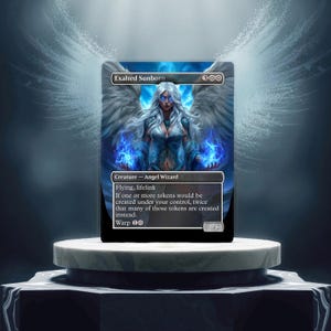 Puede incluir: Una carta de fantasía que presenta a un ángel mago con cabello blanco, ojos azules y grandes alas emplumadas. La carta se titula "Exalted Sunborn" e incluye el texto "Flying, lifelink". La carta se muestra sobre un pedestal blanco.