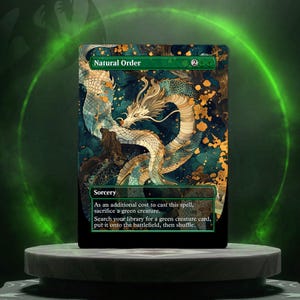 Peut inclure: Une carte Magic: The Gathering intitulée "Natural Order" avec une illustration de dragon. La carte a une bordure et un texte verts, avec un type de sorcellerie. Le dragon est représenté dans des tons de blanc, d'or et de sarcelle.
