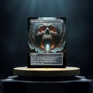 Peut inclure: Une carte de Magic: The Gathering avec un fond noir et un crâne aux yeux brillants. La carte est intitulée "Howling Mine" et contient le texte "Artifact" et "Au début de l'étape de pioche de chaque joueur, si Howling Mine est détapée, ce joueur pioche une carte supplémentaire."
