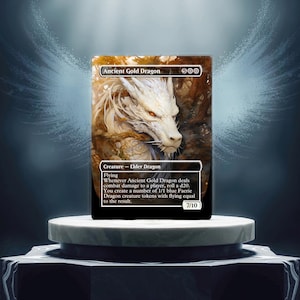 Puede incluir: Una carta de Dragón de Oro Antiguo blanca del juego de cartas coleccionables Magic: The Gathering. La carta tiene un fondo blanco con detalles dorados. La carta presenta un dragón blanco con ojos rojos. El texto de la carta dice: "Dragón de Oro Antiguo 600 Criatura - Dragón Anciano Volar Siempre que el Dragón de Oro Antiguo inflige daño de combate a un jugador, tira un d20. Creas un número de fichas de criatura de Dragón de Hada azul 1/1 con volar igual al resultado. 7/10"