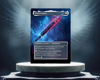 Peut inclure: Une carte de magie bleue et rouge avec le nom "Shadowspear" et le texte "Artefact légendaire - Équipement" et "La créature équipée gagne +1/+1 et a le piétinement et le lien de vie. 0 : Les permanents que contrôlent vos adversaires perdent l'hexproof et l'indestructible jusqu'à la fin du tour. Équiper 2".